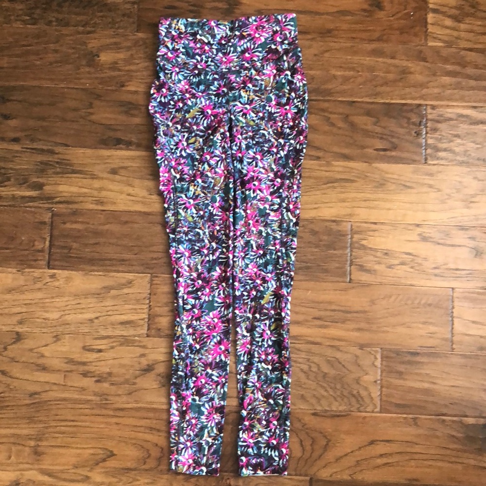 Lululemon size 4 Base Pace High-Rise Tight 28" *Brushed

Floral Electric Multi